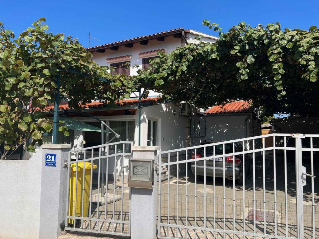 een wit hek voor een huis bij Apartments in Medulin - Istrien 46722 in Medulin