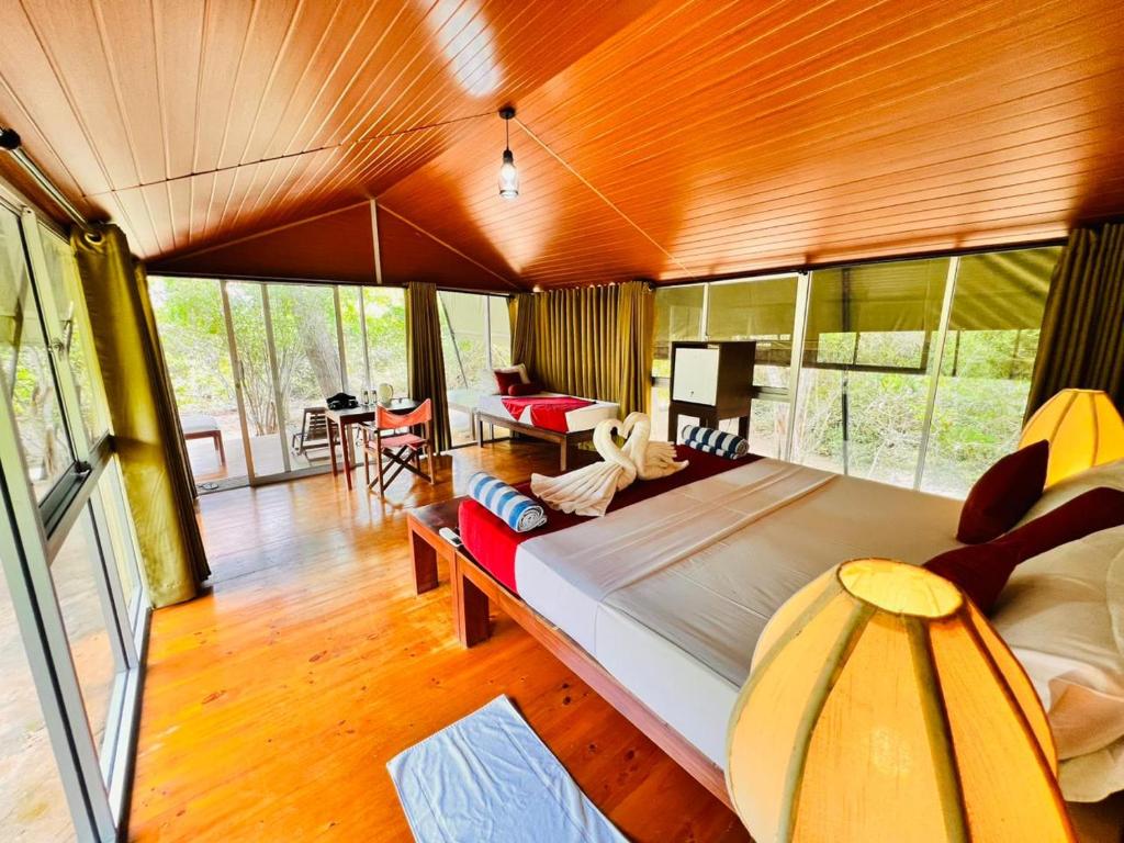 um quarto com uma cama grande num quarto em Green Wild Yala - Luxury Camping & Free Safari Tour em Yala