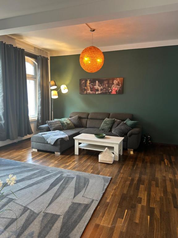 een woonkamer met een bank en een tafel bij Stangenberg`s City Loft in Hameln