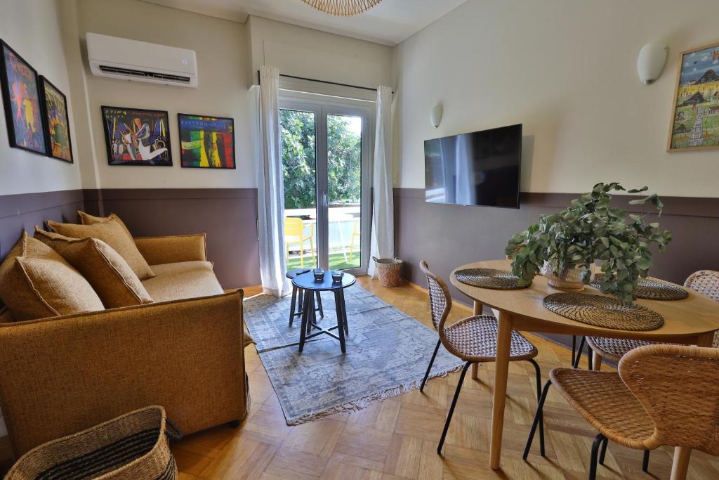 Cosy Glyfada Apartment Near the Sea with Parking and Workspace