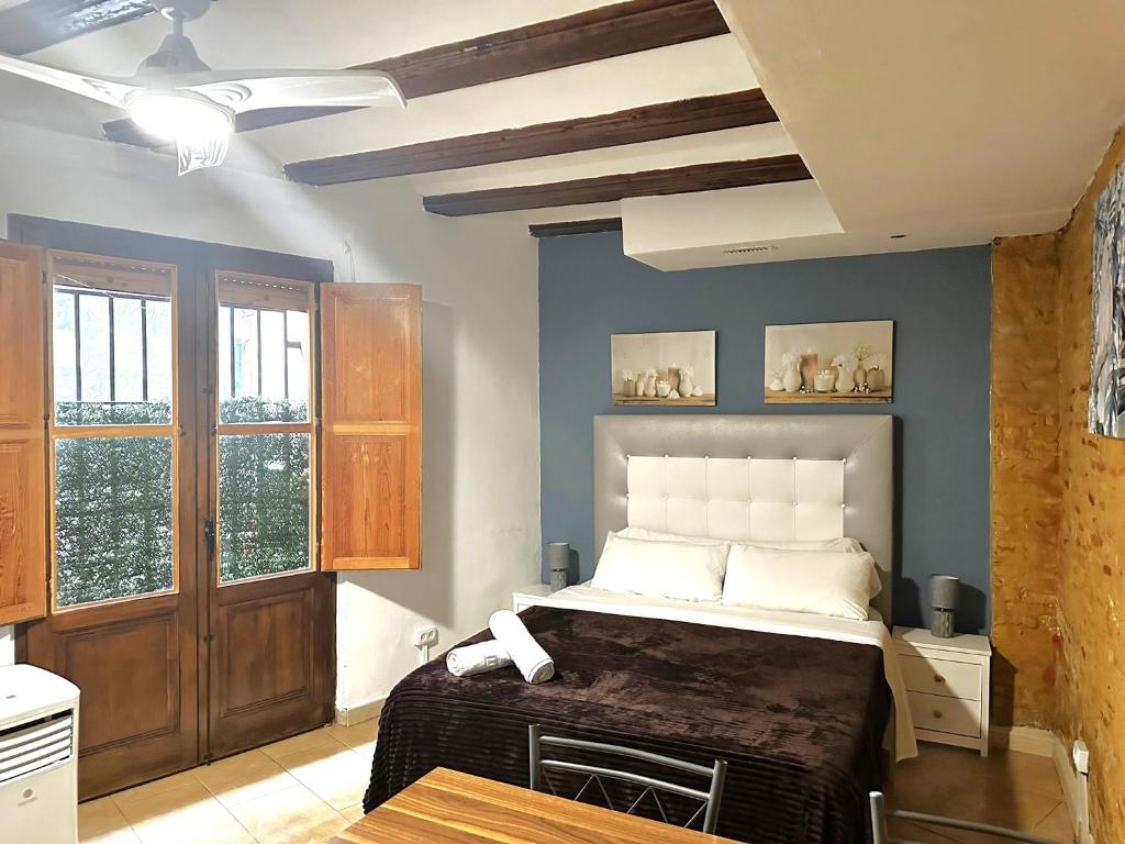 バレンシアにあるMurillo Apartmentの木製の天井が特徴のベッドルーム1室(ベッド1台付)