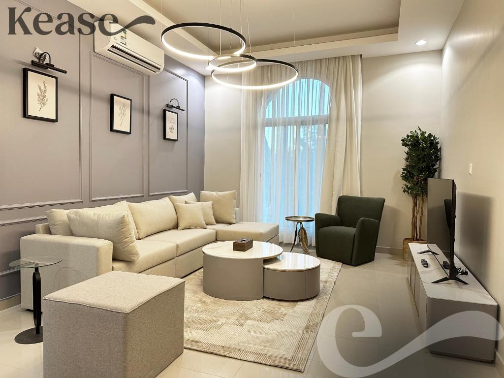 利雅德的住宿－Kease Al-Mutamarat A-8 Timeless History GZ29，客厅配有沙发和桌子