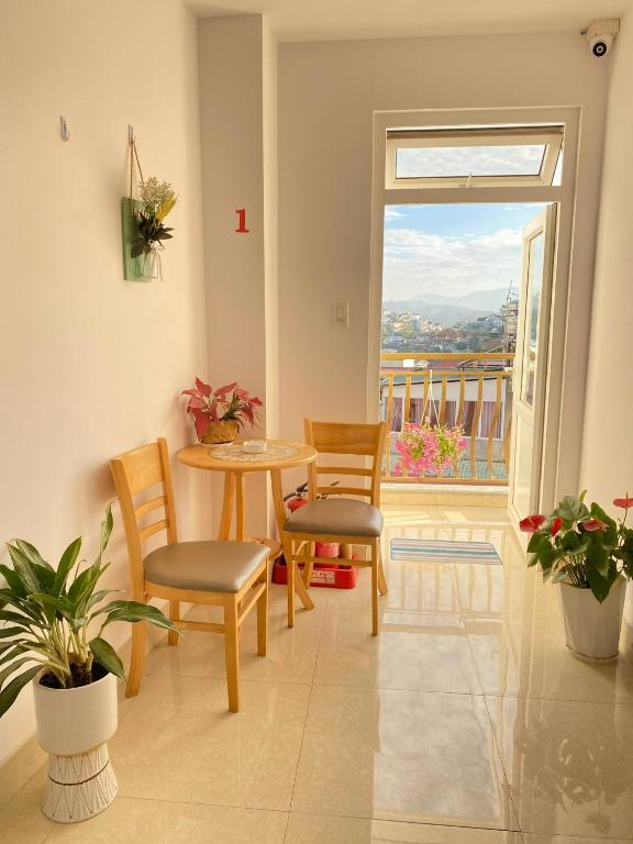 Balkón nebo terasa v ubytování Daisy Dalat House