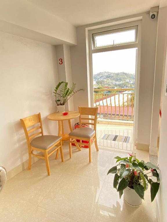 Balkón nebo terasa v ubytování Daisy Dalat House