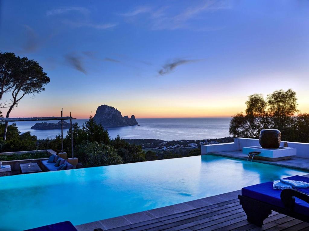 een zwembad met uitzicht op de oceaan bij Beautiful villa for 12 people in San Jose de sa Talaia