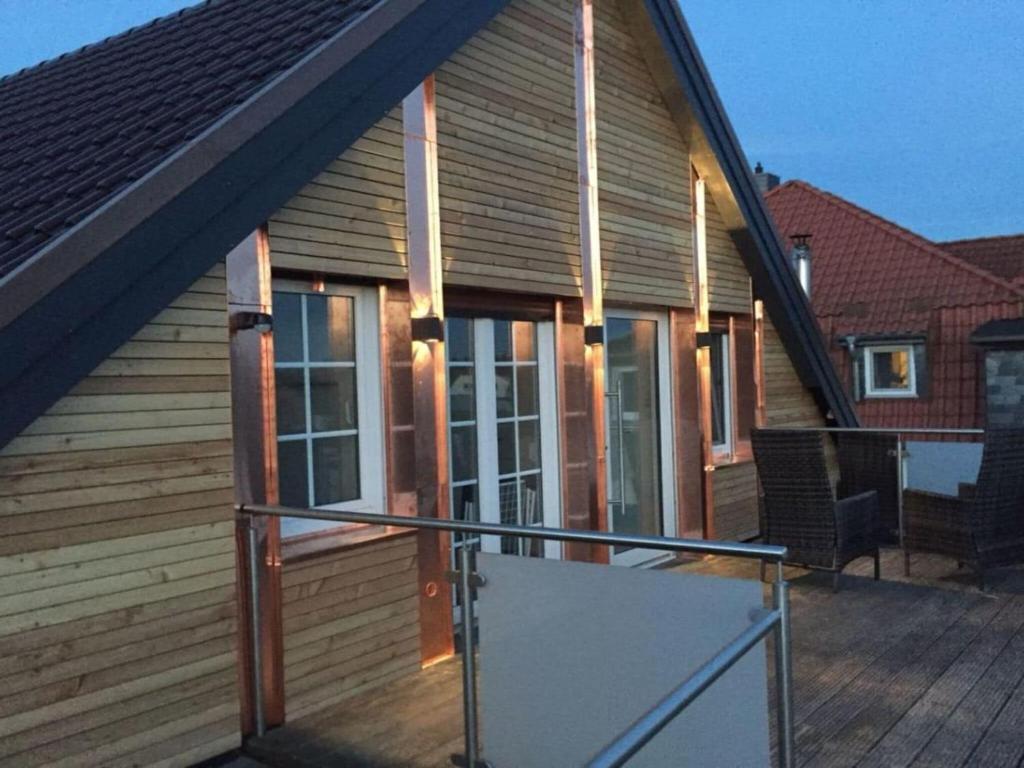 une maison avec une terrasse couverte dans l'établissement Holiday apartment near beach, à Steinhude