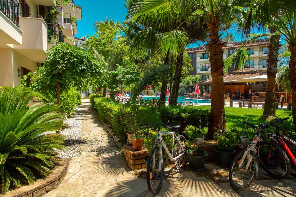 Zahrada ubytování LEMAS SUITE HOTEL