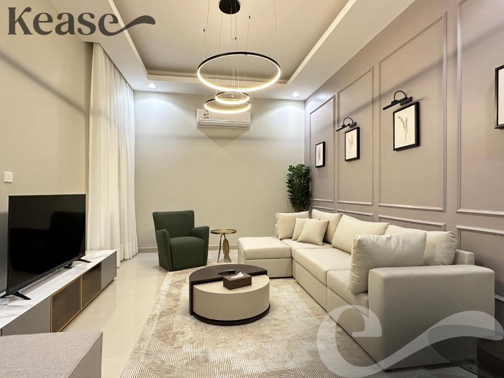 利雅德的住宿－Kease Al-Mutamarat A-4 Timeless History AG51，带沙发和电视的客厅