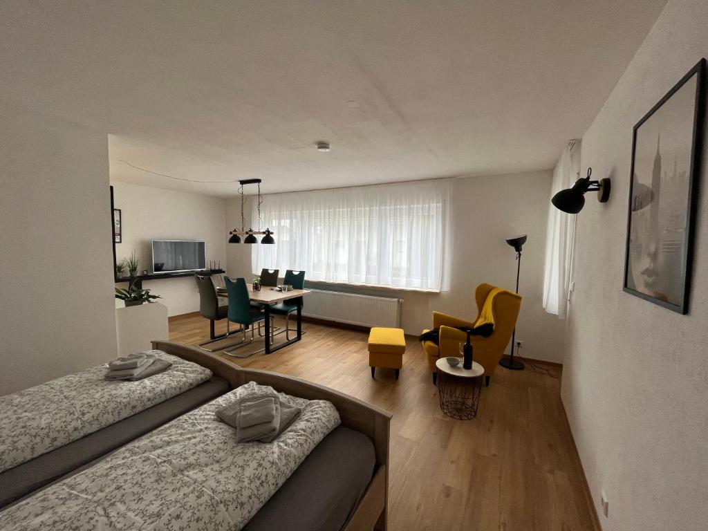 ein Wohnzimmer mit 2 Betten und ein Esszimmer in der Unterkunft Obstgarten am Bodensee in Bermatingen