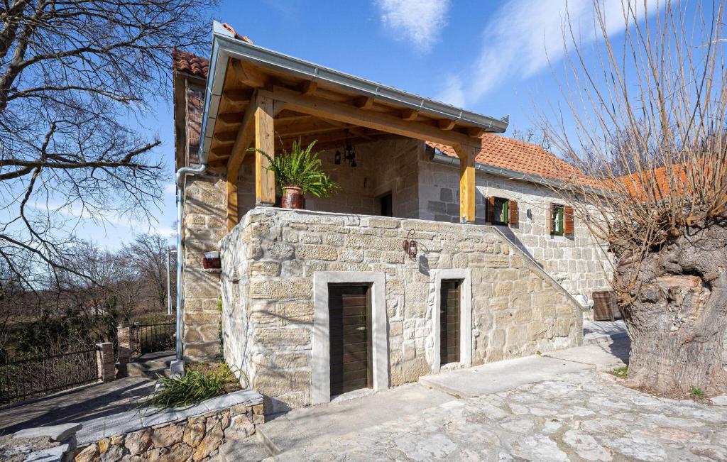 een stenen gebouw met een deur erop bij 2 Bedroom Amazing Home In Obrovac Sinjski in Obrovac Sinjski