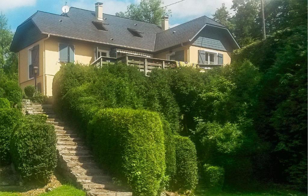 ein Haus auf einem Hügel mit Hecken davor in der Unterkunft 4 Bedroom Stunning Home In Louvie-juzon in Louvie Juzon