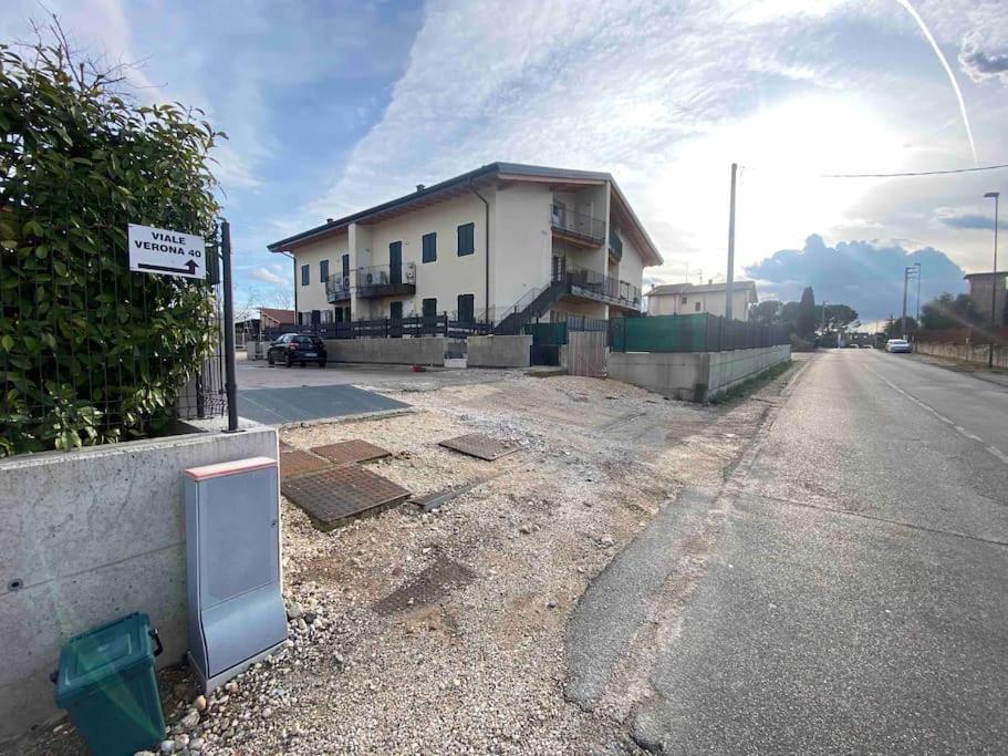 uma casa sentada ao lado de uma estrada em Appartamento in Valpolicella (AquardensGardaVerona em Settimo