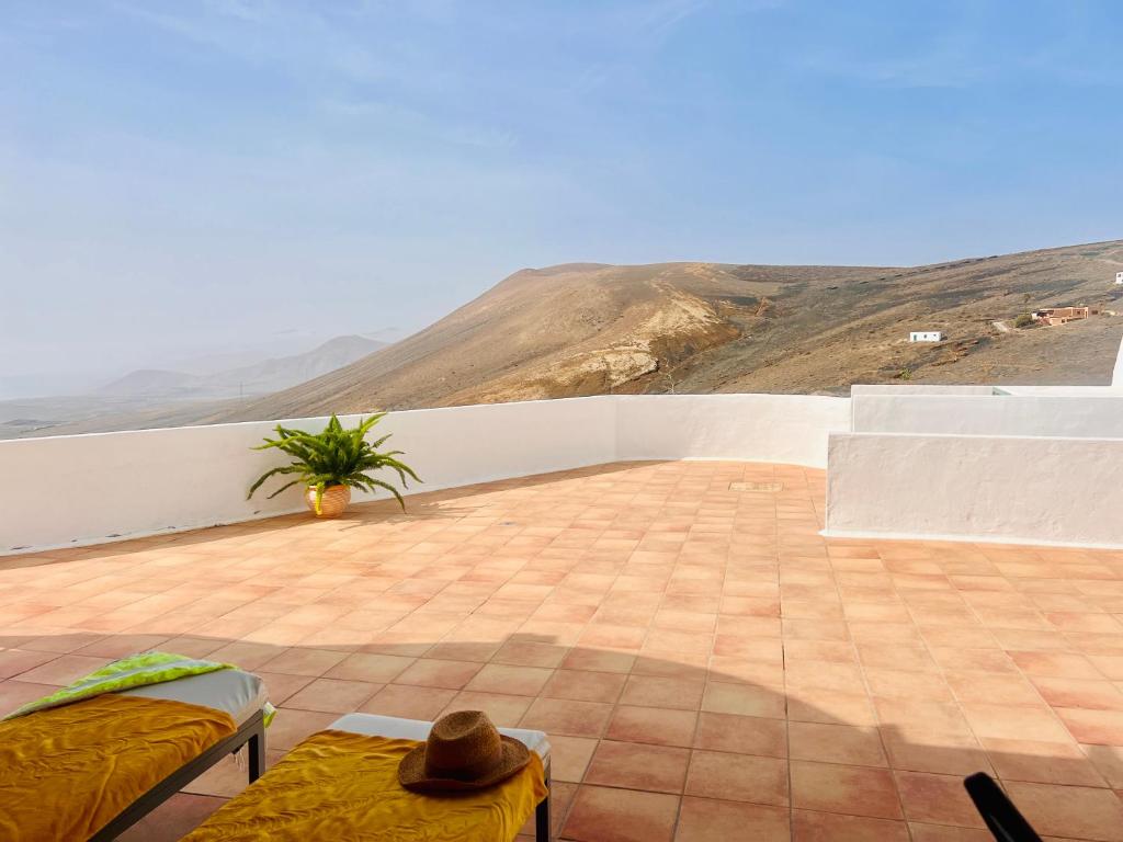balcón con vistas a la montaña en La Asomada Suite Moon Lanzarote, en Tías