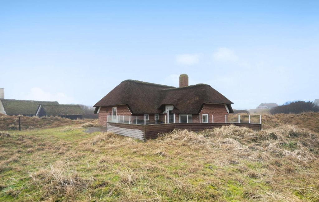 a small house with a roof on a field at Beautiful Home In Fan With Wi-fi in Fanø