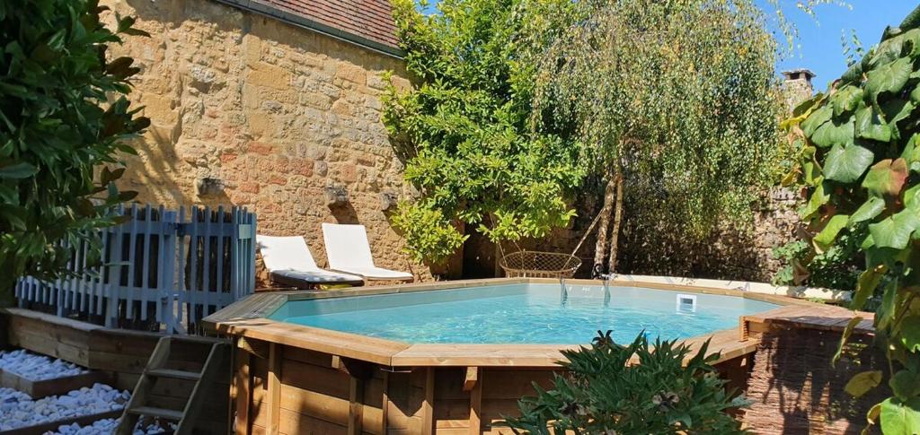 una pequeña piscina en un patio con una valla en Maison Domme Dordogne, en Domme