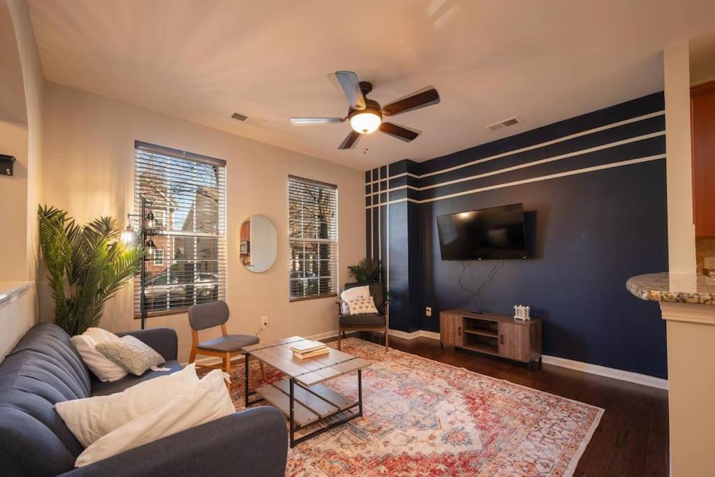 uma sala de estar com um sofá e uma televisão em 3BDRm Home w/ KingBed_Pool_Wi-fi-Private em Charlotte