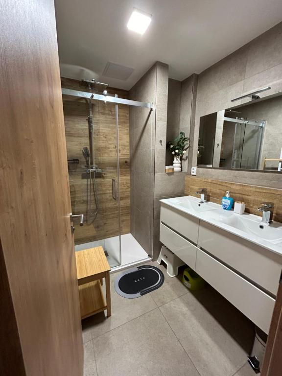 ein Bad mit einer Dusche und einem Waschbecken in der Unterkunft Kašperky in Kašperské Hory