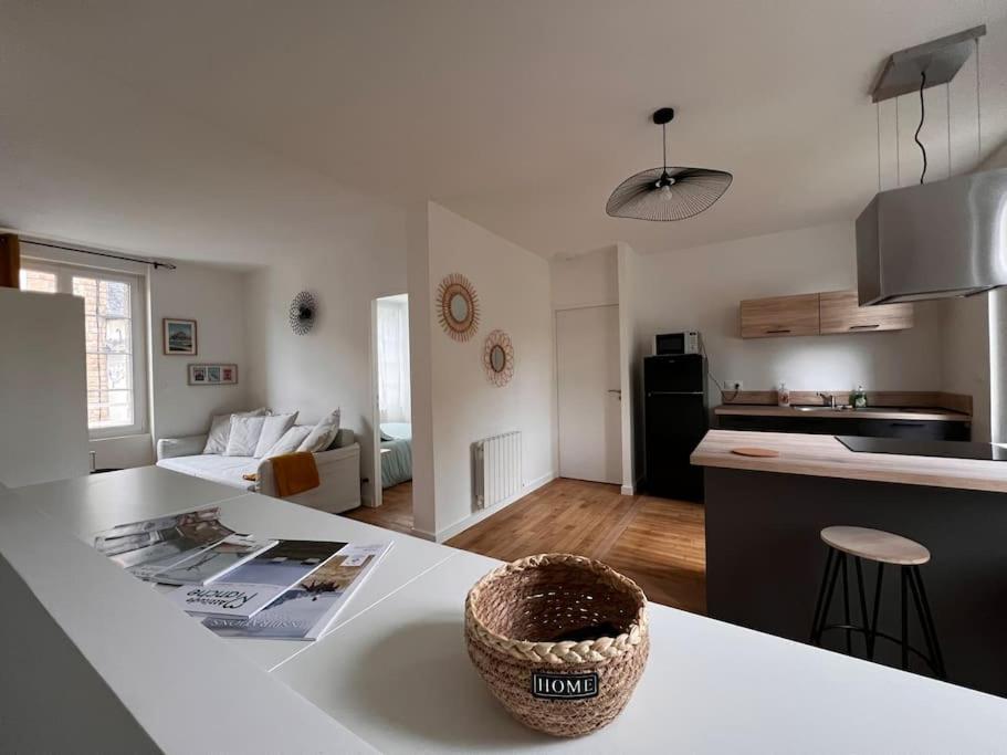 una cucina e un soggiorno con piano di lavoro di Appartement centre - Avranches ad Avranches