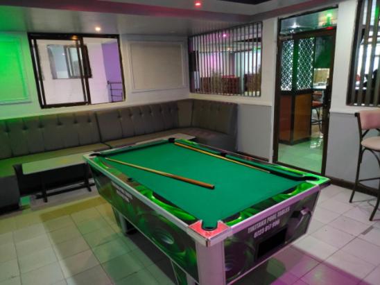 Biliár nebo kulečník v ubytování BRIMAK HOTEL