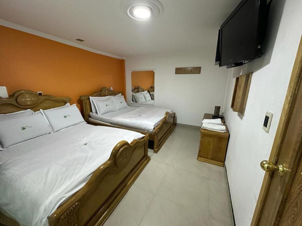 Tempat tidur dalam kamar di Hotel Bosque Chapinero
