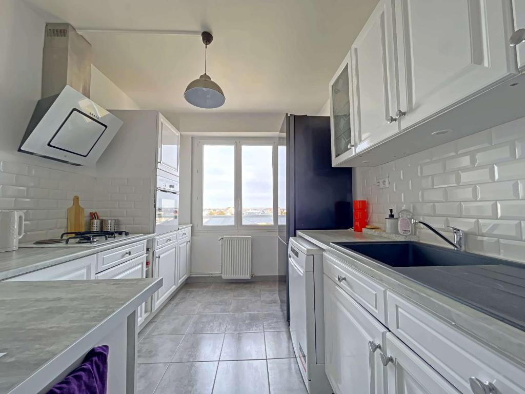 La cuisine est équipée de placards blancs et d'un grand évier. dans l'établissement Superbe T3 proche plage avec loggia, Wifi, bien décoré - FR-1-646-45, à Berck-sur-Mer