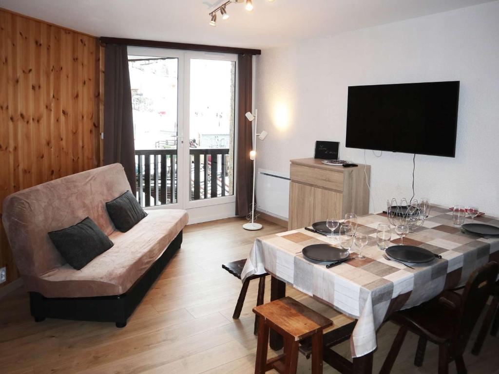 un salon avec une table et un canapé dans l'établissement Appartement cosy 2 pièces, 6 pers, skis aux pieds, Les Orres - FR-1-322-531, aux Orres