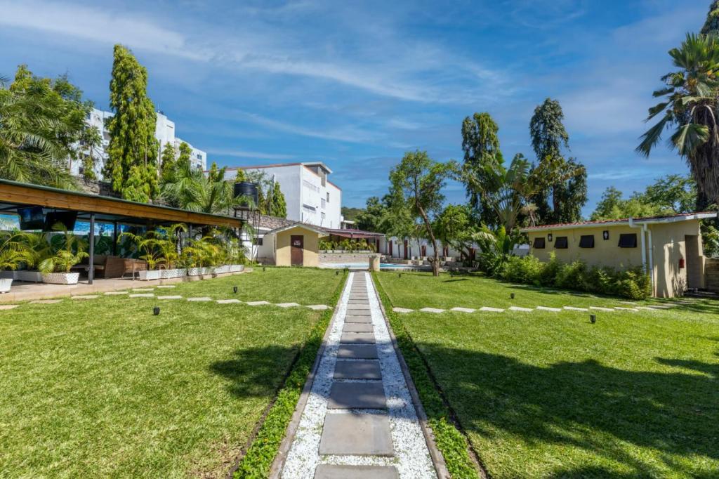 een loopbrug in het midden van een grasveld bij Makaazi Nyali in Mombasa