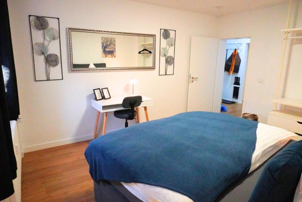 a bedroom with a bed and a desk and a mirror at Living-Life, Klinik & Messe vor Ort, Wlan, Netflix in Essen