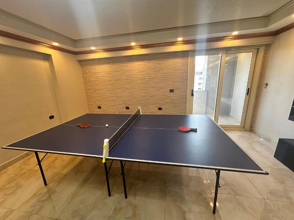 Stolní tenis v ubytování King Palace Master Rooms nebo okolí