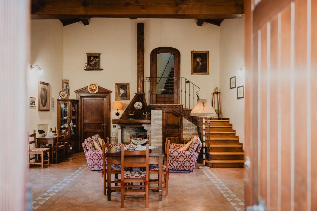 uma sala de estar com uma mesa e cadeiras e uma escadaria em B&B Vicidomini em San Marco dei Cavoti
