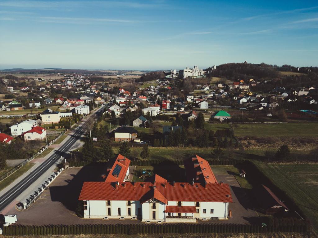 z góry widok na miasto z domami i drogą w obiekcie Hotel Pod Figurą w Ogrodzieńcu