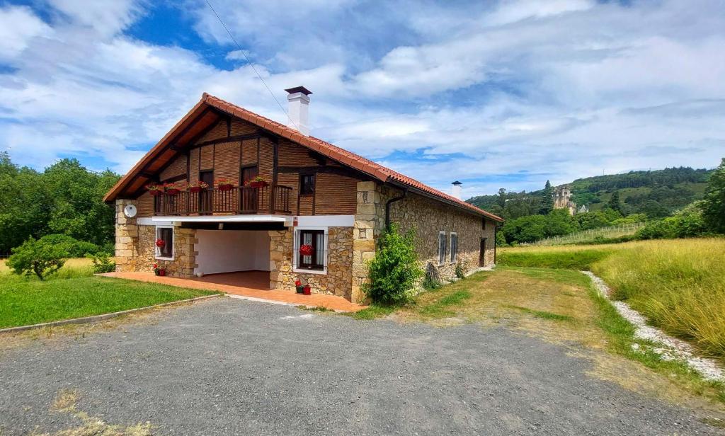 um pequeno edifício com uma varanda ao lado em Caserio Aritziberre 