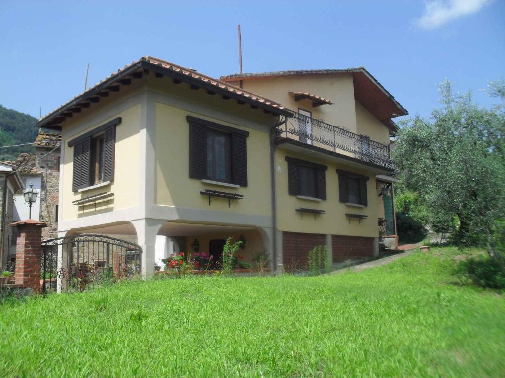 een huis op een heuvel met een groene tuin bij Holiday home in Marliana - Toskana 48269 in Marliana
