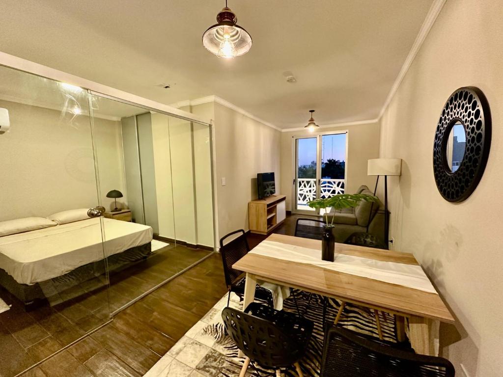 コリエンテスにあるBE ONE III IRIGOYEN - EXCELENTE DEPARTAMENTO A ESTRENAR MODERNO, UBICADO EN EL CORAZON DEL CAMBA CUAのベッドルーム1室(ベッド1台、テーブル付)