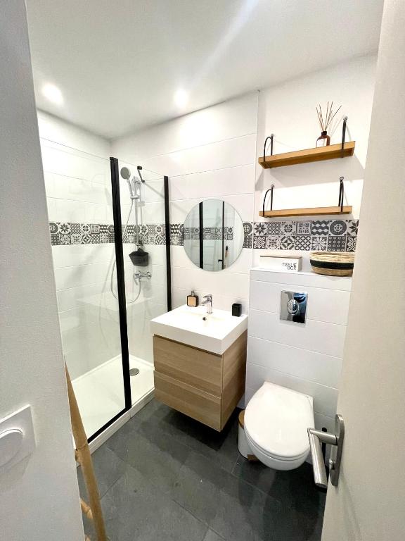 a bathroom with a toilet and a sink and a shower at T2 situé au cœur du centre historique de Dinan in Dinan