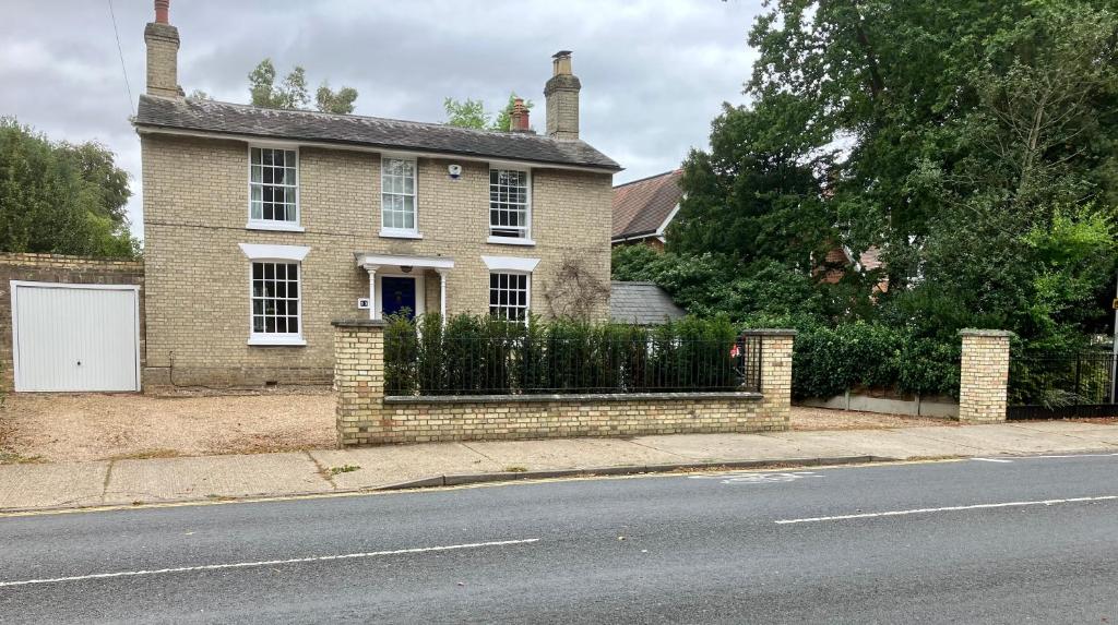 uma casa de tijolos ao lado de uma rua em Yew Tree House, Bed & Breakfast in Colchester em Lexden