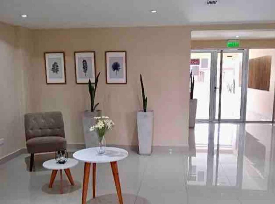 a living room with a table and a chair and a table at Hermoso y cómodo departamento en Salta in Salta