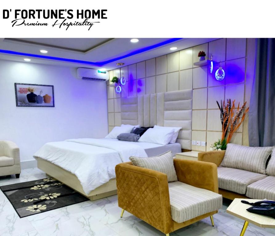 sypialnia z 2 łóżkami i 2 krzesłami w obiekcie D Fortunes Home w Asabie