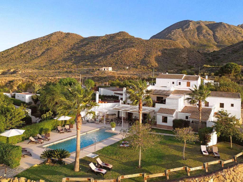 una vista aérea de un complejo con montañas en el fondo en Boutique Hotel Cortijo El Sarmiento, en Mojácar