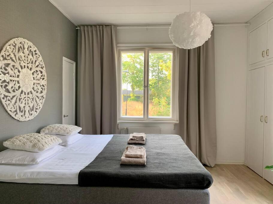 sypialnia z dużym łóżkiem z dwoma ręcznikami w obiekcie Smakfull centrumlägenhet, 3 r + k, 80 m2 w mieście Maarianhamina