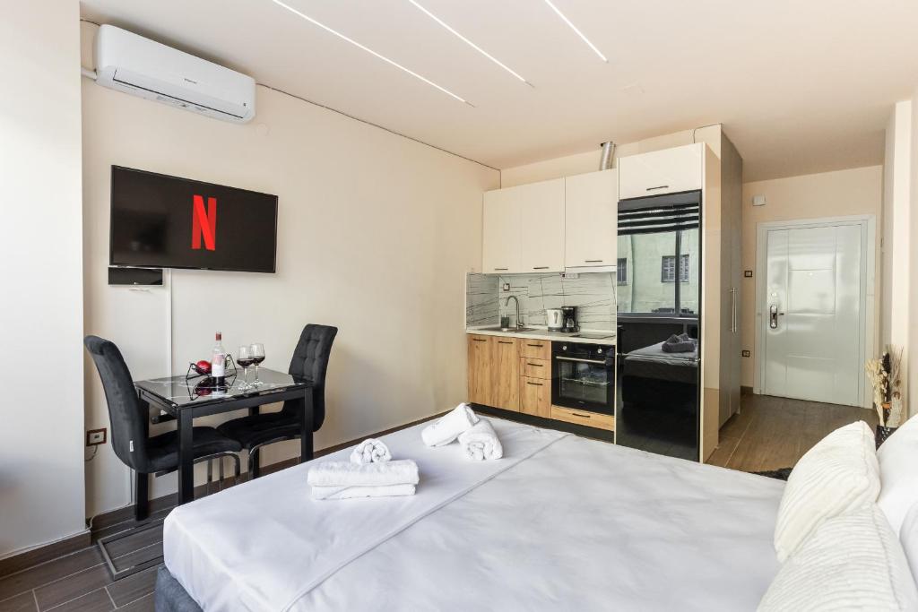 um quarto de hotel com uma cama e uma cozinha em Aristotelous Plaza View Studio em Tessalônica