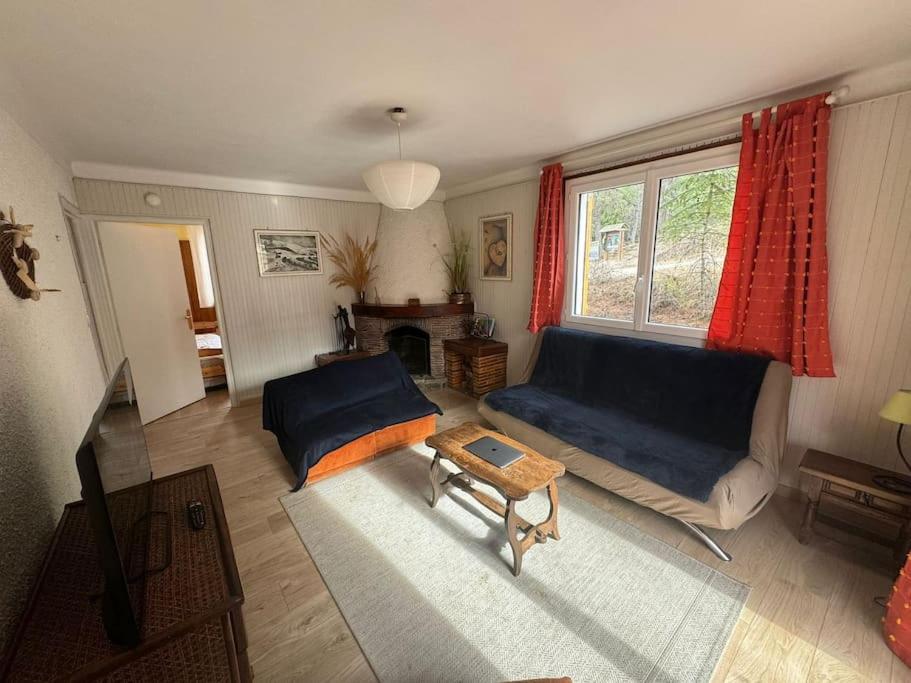 un salon avec un canapé et une table dans l'établissement Appartement 6 couchages à Auron, à Auron