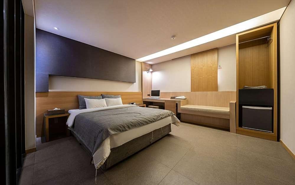 a hotel room with a bed and a bath tub at Boutique Hotel K-Oido in Siheung