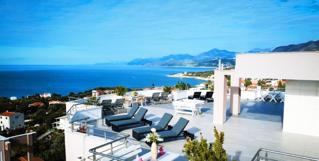 a balcony with chairs and a view of the ocean at Minna Apartments in Utjeha