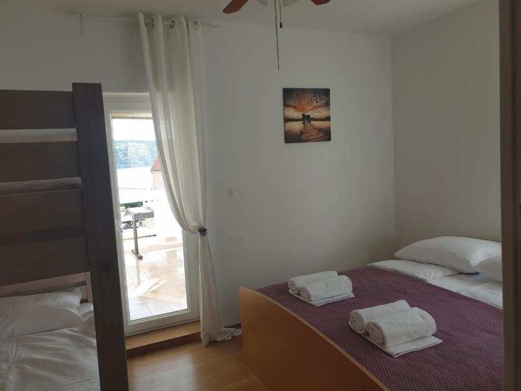 En eller flere senge i et værelse på APARTMANI KATJA