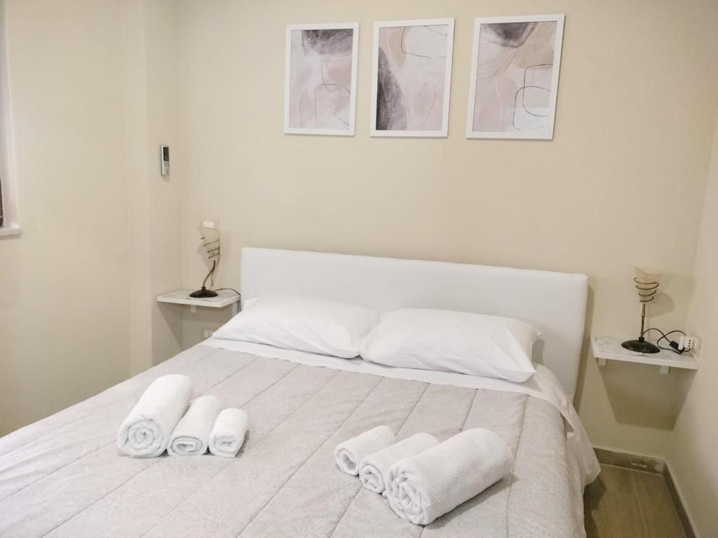 - une chambre avec un lit et des serviettes dans l'établissement Appartamento L'ANGOLO, à San Severo