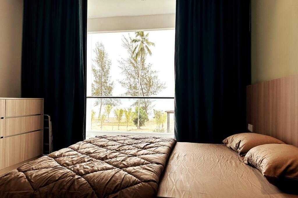 Postel nebo postele na pokoji v ubytování Beachfront Retreats @RoxyBeachSematanApt.