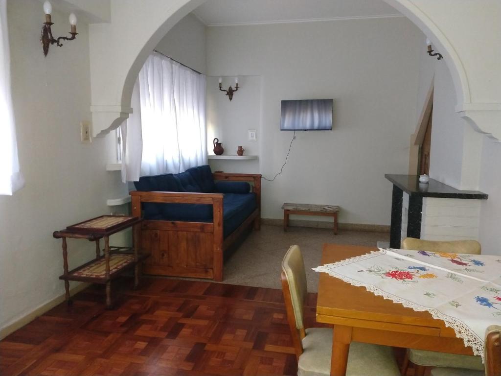 拉普拉塔的住宿－Casa chula，客厅配有蓝色的沙发和桌子