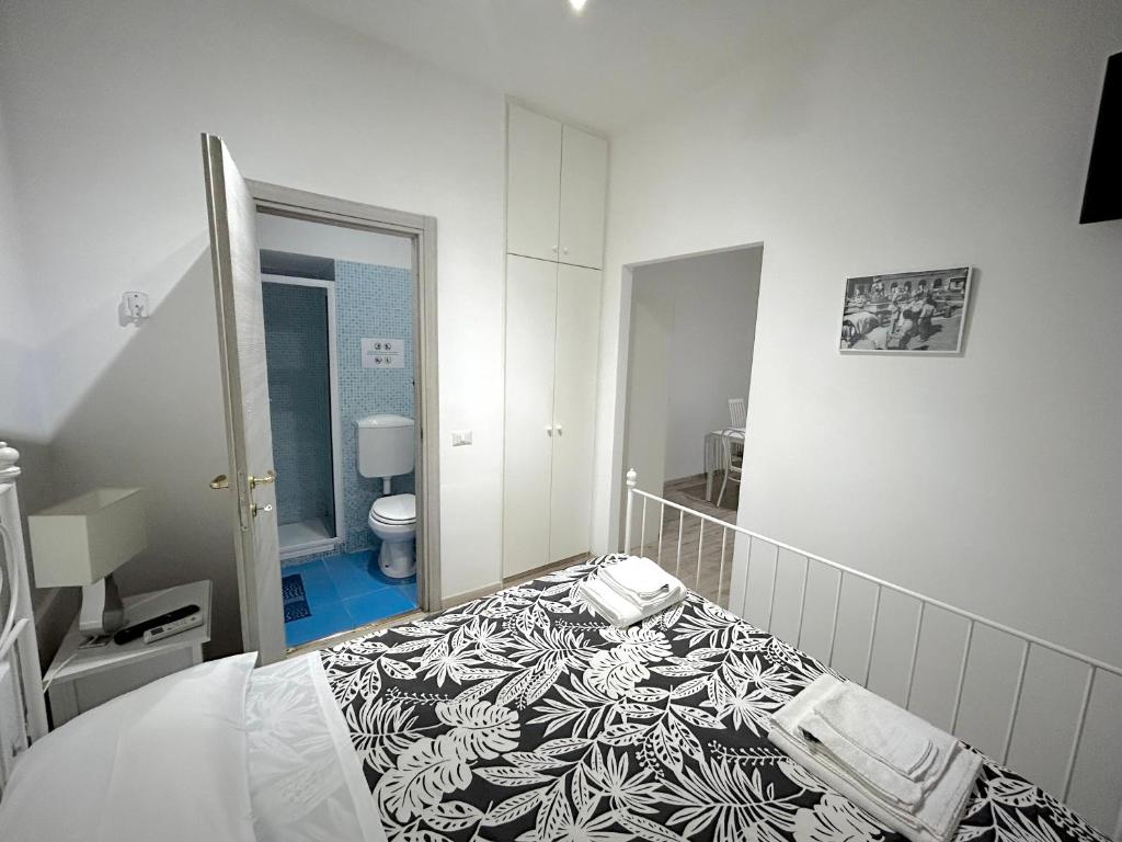 A bed or beds in a room at URBE - Delizioso appartamento Quartiere Coppedè