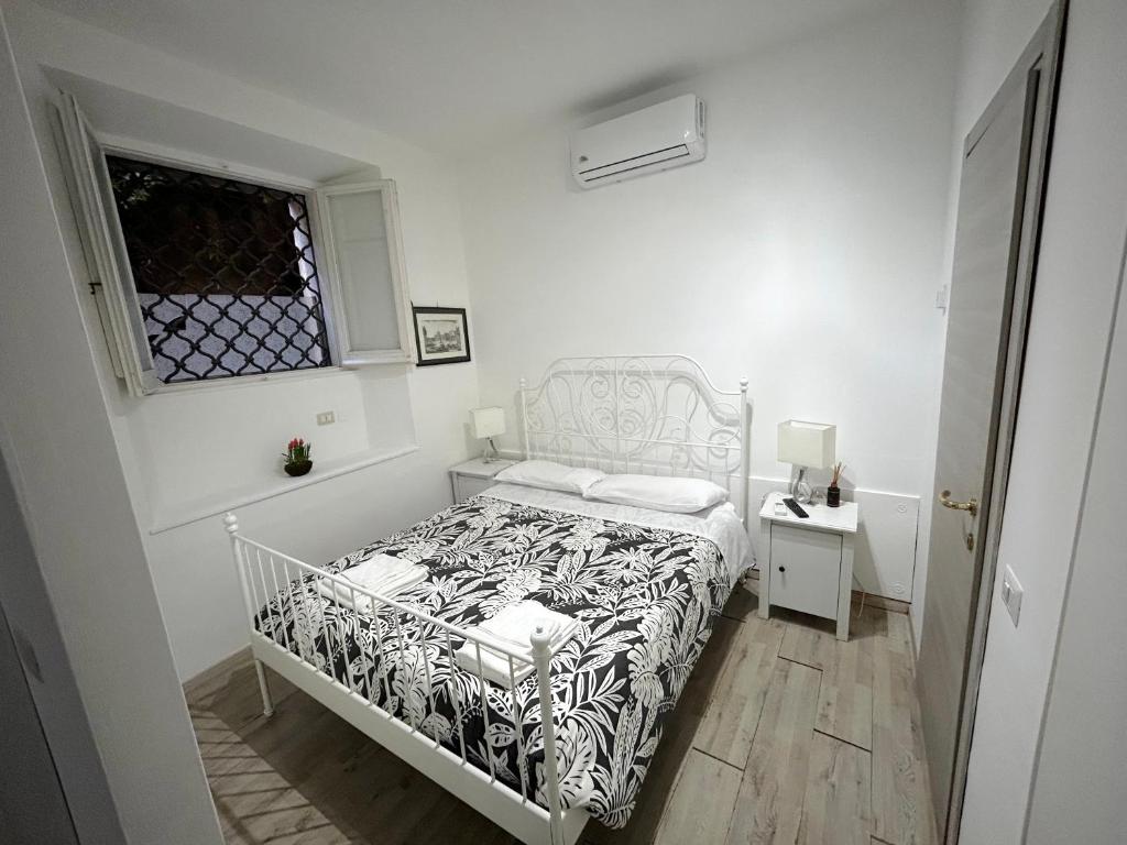 A bed or beds in a room at URBE - Delizioso appartamento Quartiere Coppedè